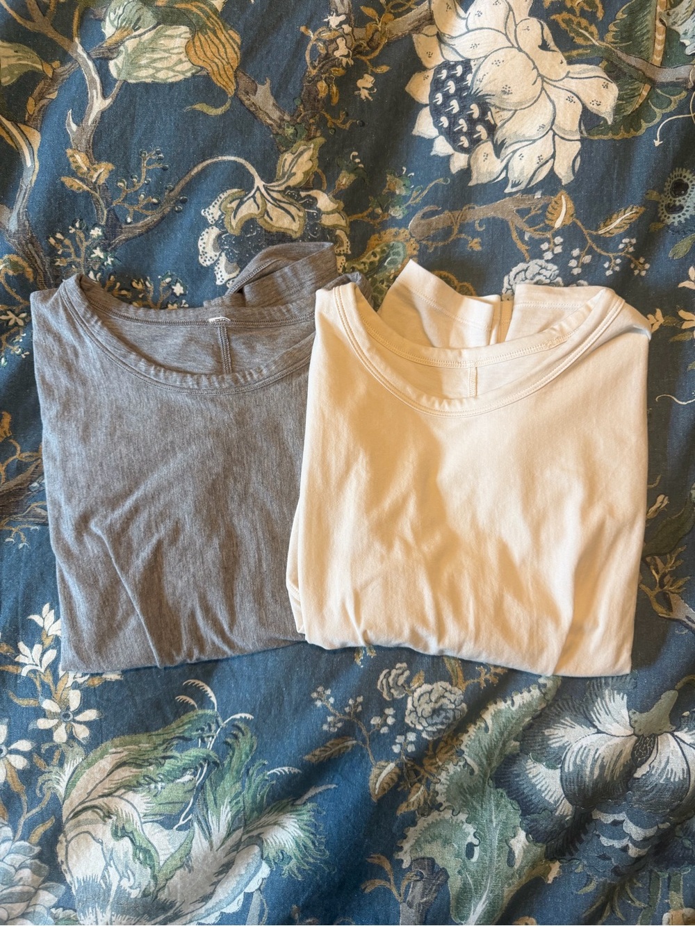 Lululemon twist front T-Shirts - Gray & Cream